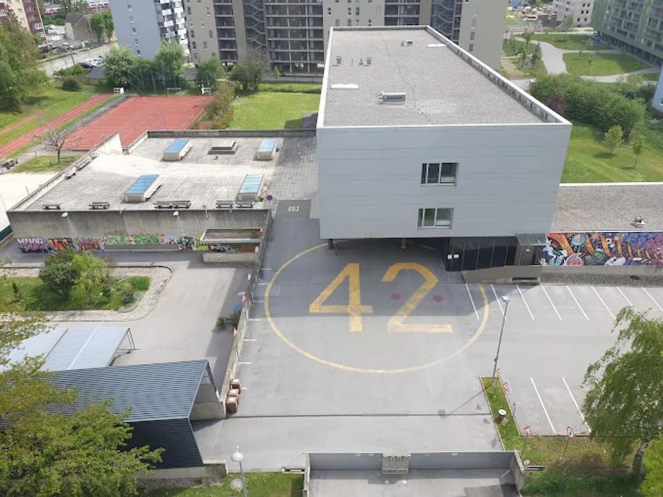 BORG Dreierschützengasse, la escuela donde ocurrió el tiroteo. Foto: Google Maps.