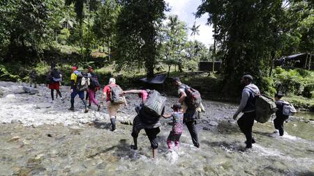 Migrantes cruzando la frontera en el Darién. Foto: EFE