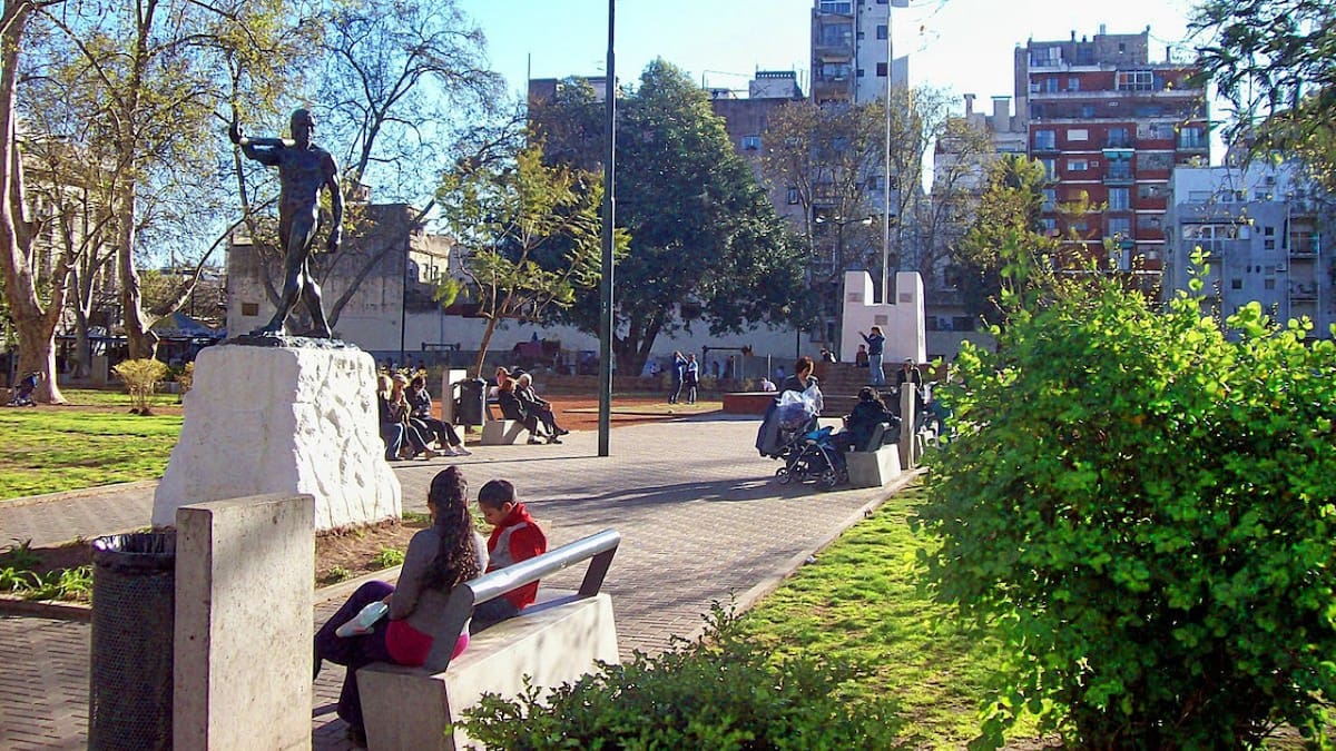 La única plaza de CABA que tiene cadáveres debajo de ella: dónde está y cuál es su tenebrosa historia