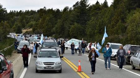 Banderazo contra ocupaciones mapuches en Villa Mascardi, NA
