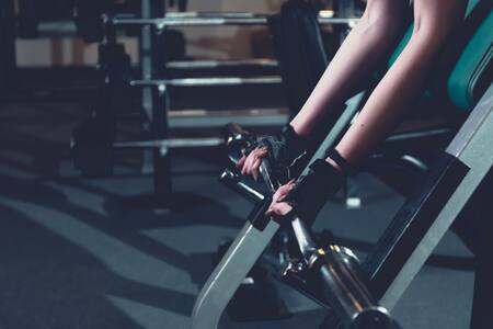 Bicicleta fija, ejercicios, deporte. Foto: Freepik.