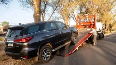 Servicio de grúa, remolque. Foto: NA