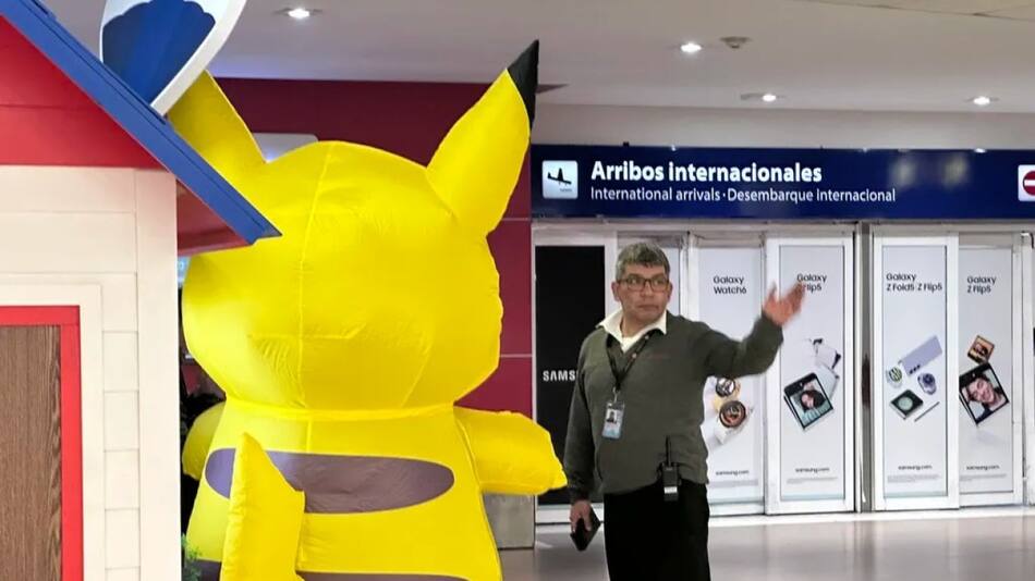 Pikachu echado de Ezeiza. Foto: Twitter/@NoticiasNDM
