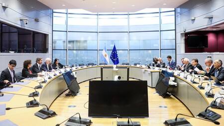 Santiago Cafiero reunido en Bruselas. Foto: Cancillería argentina