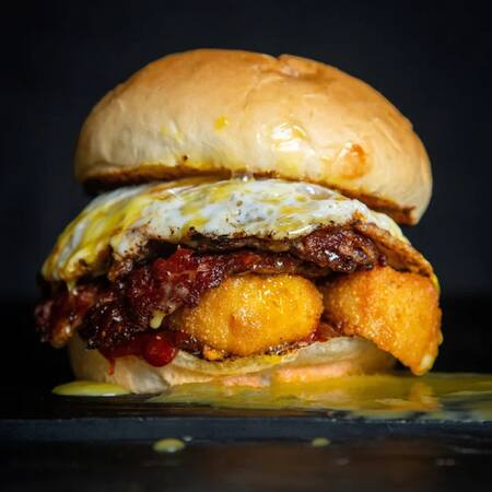 En el restaurante Torreón del Monje se pueden comer hamburguesas gourmet con una gran vista. Foto: Instagram/hamburgo.mardelplata