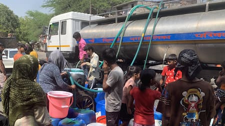 Doble crisis de agua y calor recrudece la vida en Nueva Delhi en medio del verano. Foto: EFE.