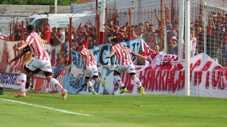 Festejo de Barracas Central ante Almirante Brown por la Primera Nacional