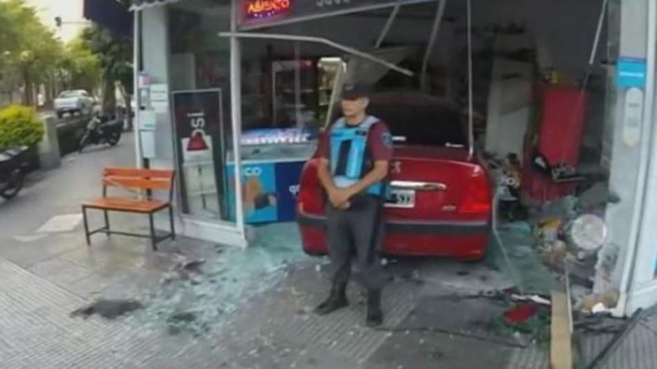 Conductor alcoholizado se metió con el auto en kiosko de Almagro. Foto: NA.