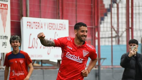 A horas de la final por el ascenso, un futbolista de Los Andes jugó en un torneo organizado por el Kun Agüero