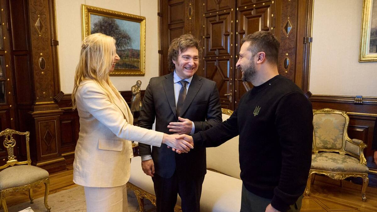 El saludo entre Karina Milei y Volodimir Zelenski. Foto: Reuters.