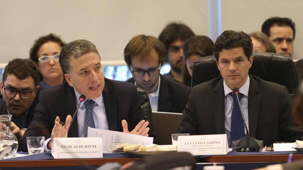 Dujovne negó que Argentina negocie dolarizar la economía