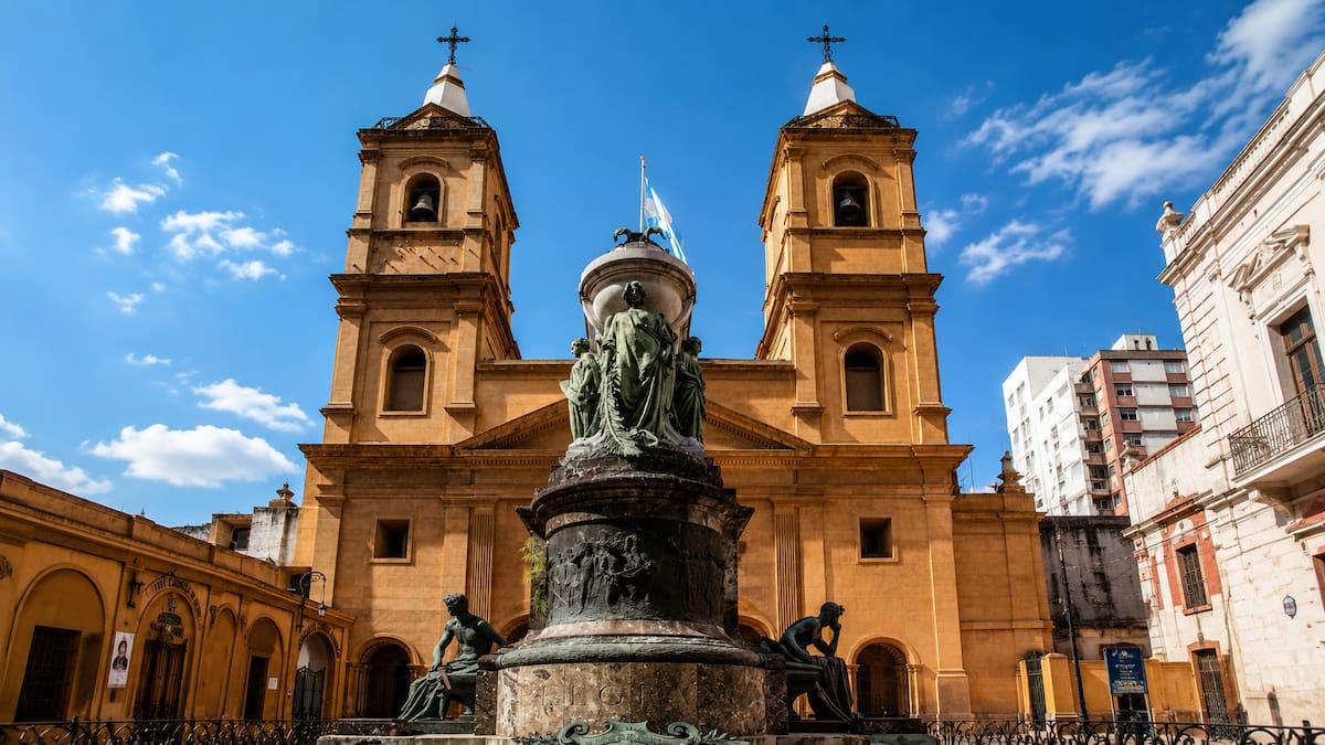 Los restos de Manuel Belgrano: un viaje a su mausoleo en la Basílica de Santo Domingo
