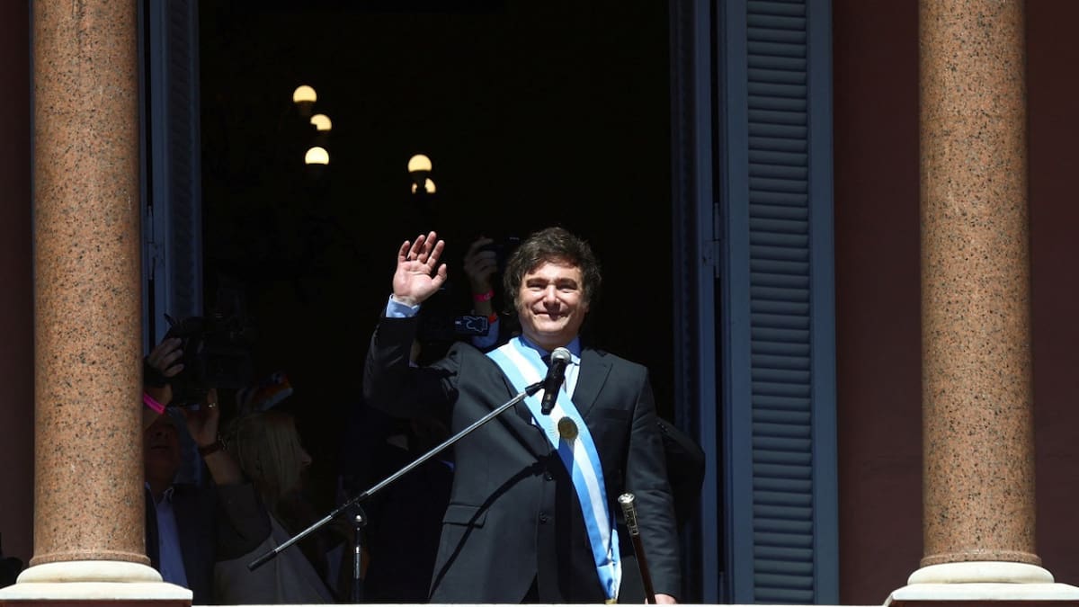Javier Milei en el balcón de la Casa Rosada. Foto: Reuters