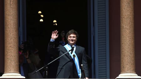 Javier Milei en el balcón de la Casa Rosada. Foto: Reuters