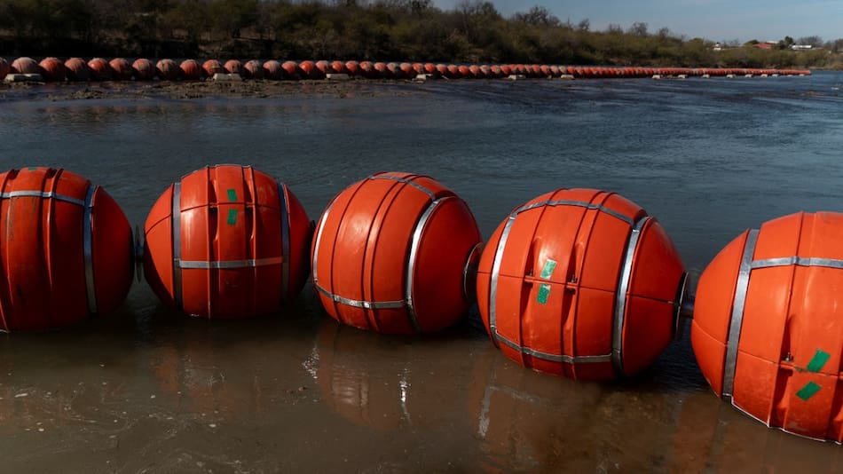 Las boyas que instala Texas en la frontera con México. Foto: Reuters (Cheney Orr)