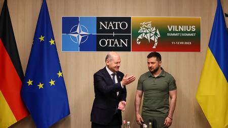 Volodimir Zelenski y Olaf Scholz en la Cumbre de la OTAN. Foto: Reuters.