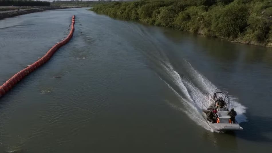 Muro de boyas con púas instalado en el río Bravo. Foto: Reuters