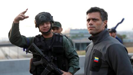 Tensión en Venezuela: militares anti Maduro liberaron a Leopoldo López, Reuters