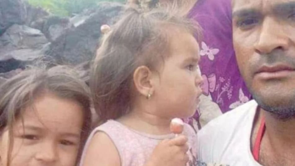 El padre con sus hijas, que fueron encontrados muertos y atados en el río Paraná. Foto: Redes sociales.