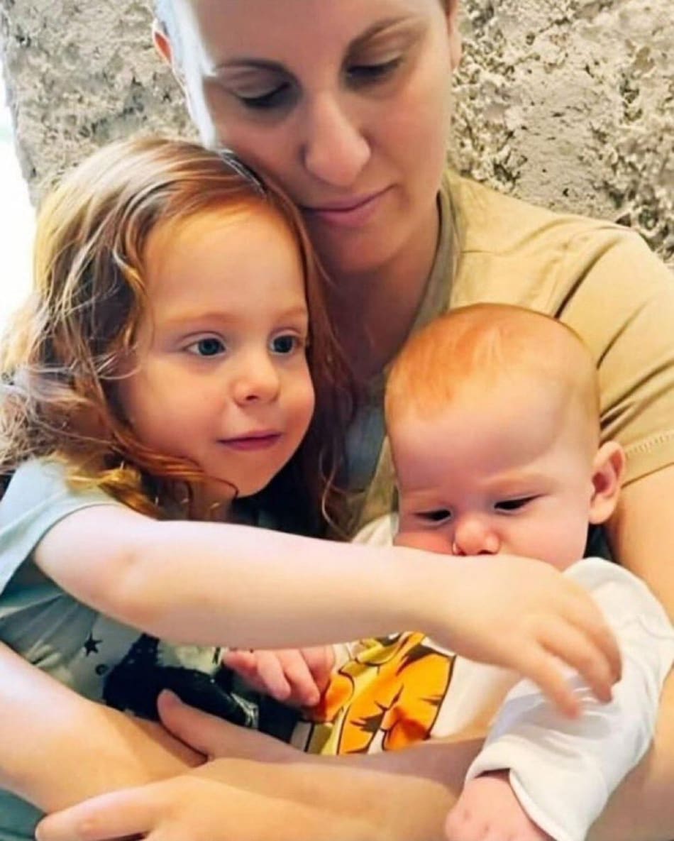Shiri Silberman y sus hijos, Ariel y Kfir Bibas. Foto: redes sociales.