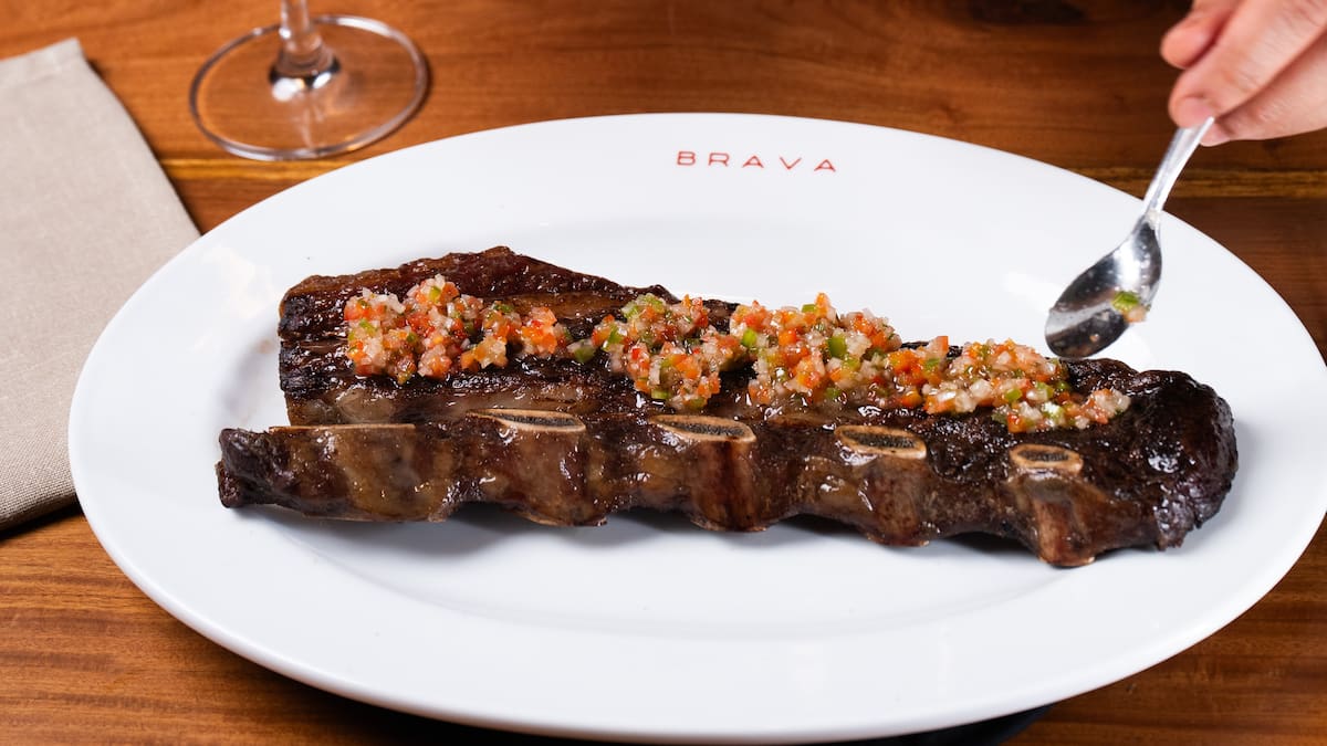 El nuevo restaurante de carnes en Belgrano que ofrece un menú completo por $35.000: incluye entrada, cortes premium, vino y postre