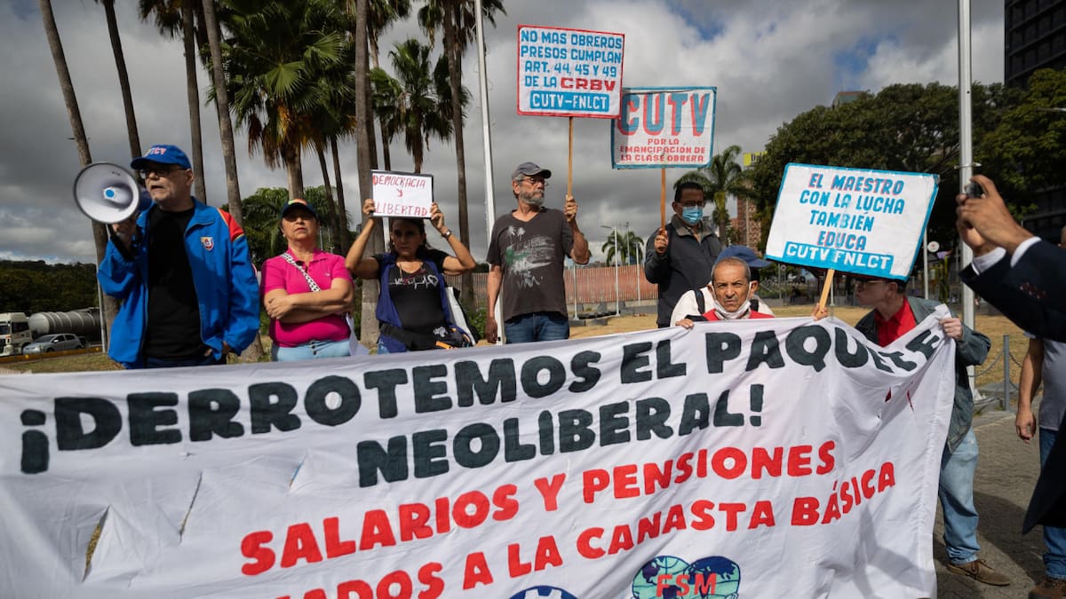Marcha de trabajadores estatales en Venezuela. Foto: EFE.