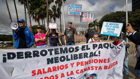 Venezuela: tras "casi dos años sin aumento salarial", trabajadores estatales salieron a las calles de Caracas
