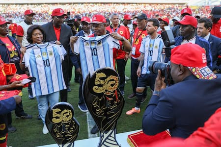 Lionel Messi le entregó una camiseta de la Selección Argentina a Joao Lourenco, presidente de Angola.