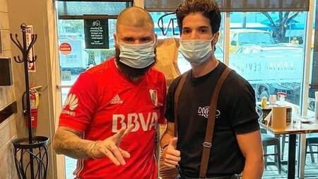 Farruko, el reggaetonero top que se mostró con la camiseta de River