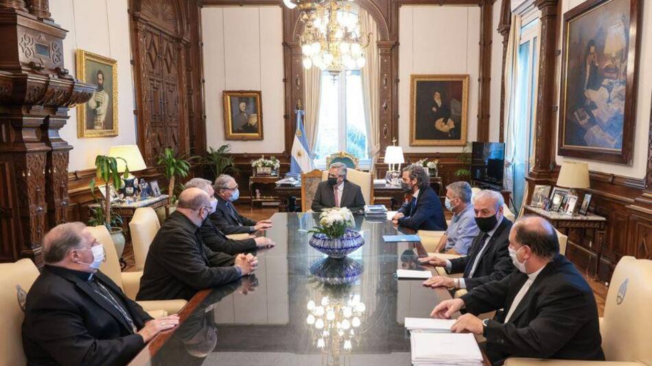 Alberto Fernández junto a la Conferencia Episcopal Argentina