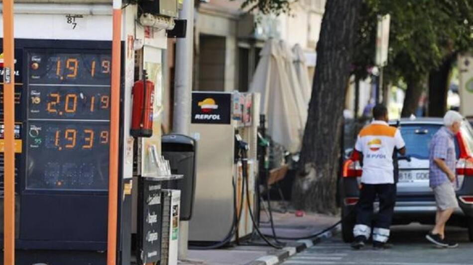 Precios de los combustibles en una gasolinera de Madrid. EFE