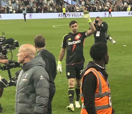 La emoción del Dibu Martínez. Foto: X @tkenny46