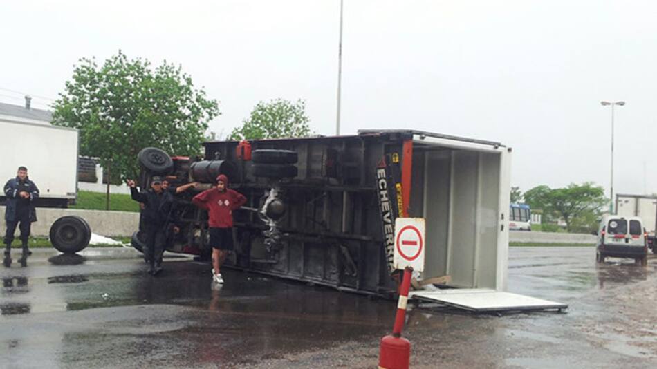 Vuelco de camión camino a Monte Grande