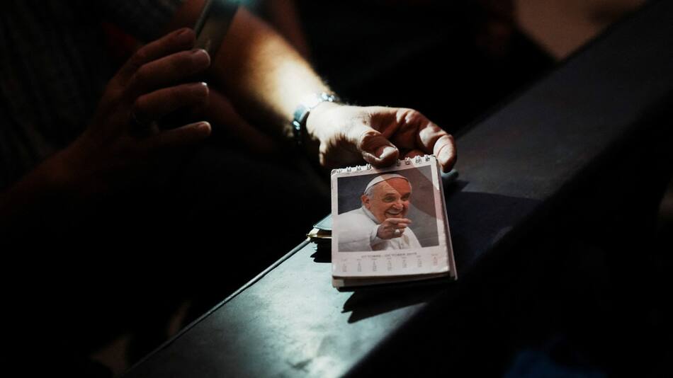 Cadena de oración por la salud del Papa Francisco. Foto: REUTERS.