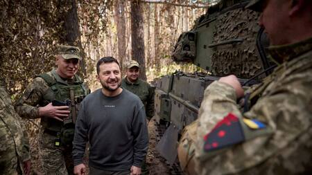 Volodimir Zelenski, presidente de Ucrania, junto al Ejército. Foto: Reuters