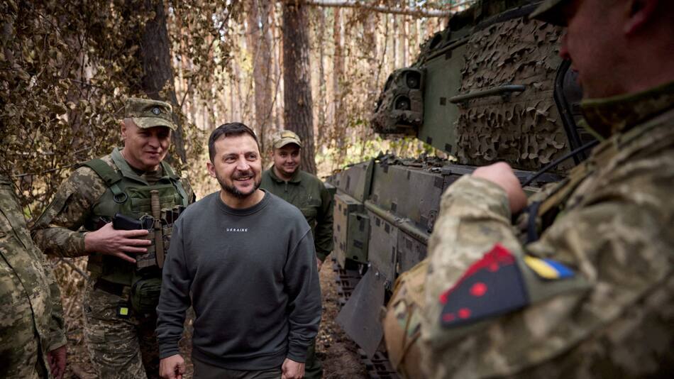 Volodimir Zelenski, presidente de Ucrania, junto al Ejército. Foto: Reuters