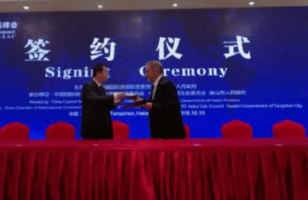 El CEO de BIT, empresa líder en tecnología agrícola de Argentina, el Sr. Horacio Balussi, con el Sr. XIONG Songning, subdirector de Space Star Technology (SSTC). Foto: Reporte Asia.