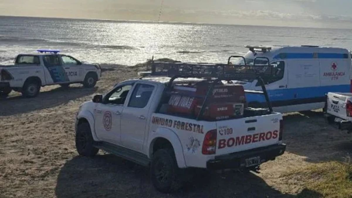 Tragedia en la Costa Atlántica: se metió al agua a navegar en kayak, pero volcó y murió ahogado