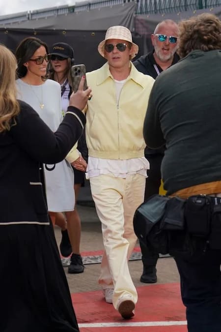 Brad Pitt junto a su nueva pareja. Foto: NA.