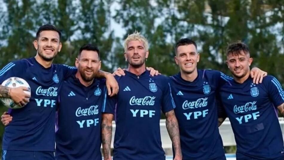 Leandro Paredes, Lionel Messi, Rodrigo De Paul, Giovani Lo Celso y Pablo Maffeo en la Selección argentina.