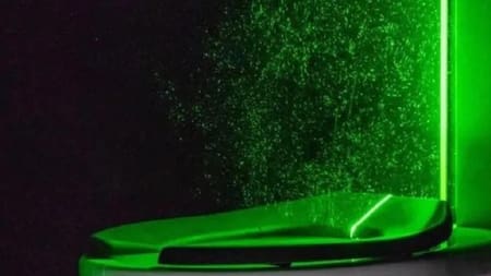 Estudio revela por qué siempre debes bajar la tapa del inodoro antes de accionar la cadena