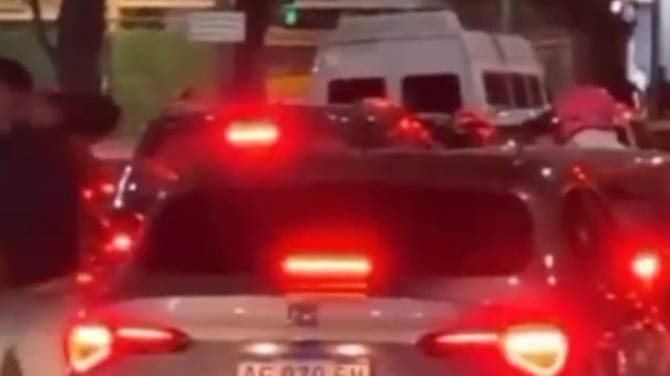 Relatos Salvajes en Almagro: violenta pelea entre un motociclista y un automovilista en plena calle