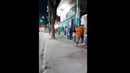 Colas para retirar las sobras de una panadería en Constitución