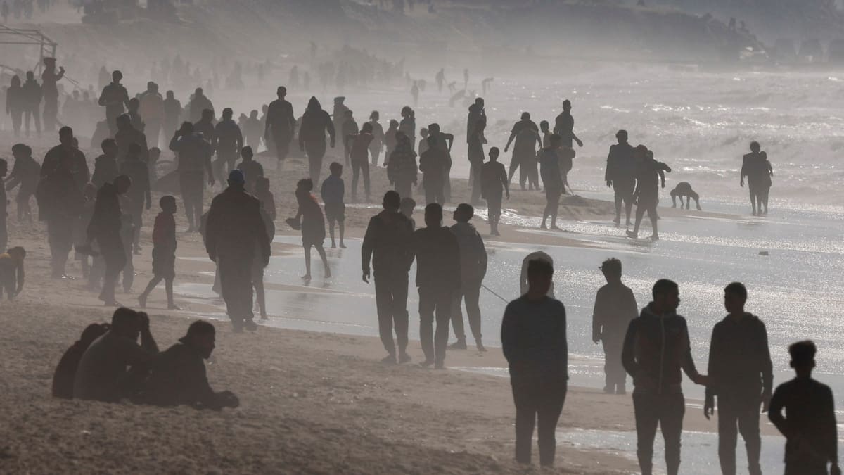Palestinos buscan la ayuda humanitaria en las playas de Gaza. Video: Reuters.