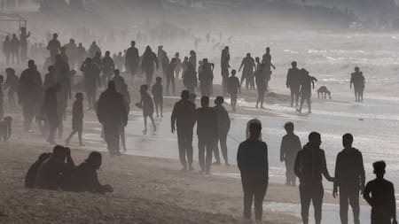 Palestinos buscan la ayuda humanitaria en las playas de Gaza. Video: Reuters.