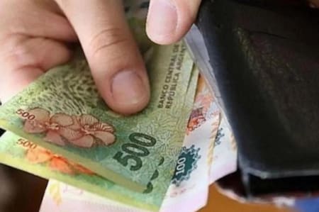 Salarios, dinero, billetes de pesos, NA