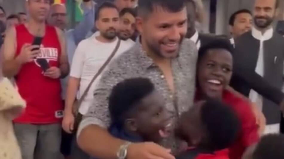 Kun Agüero con los niños ugandeses. Foto: captura.