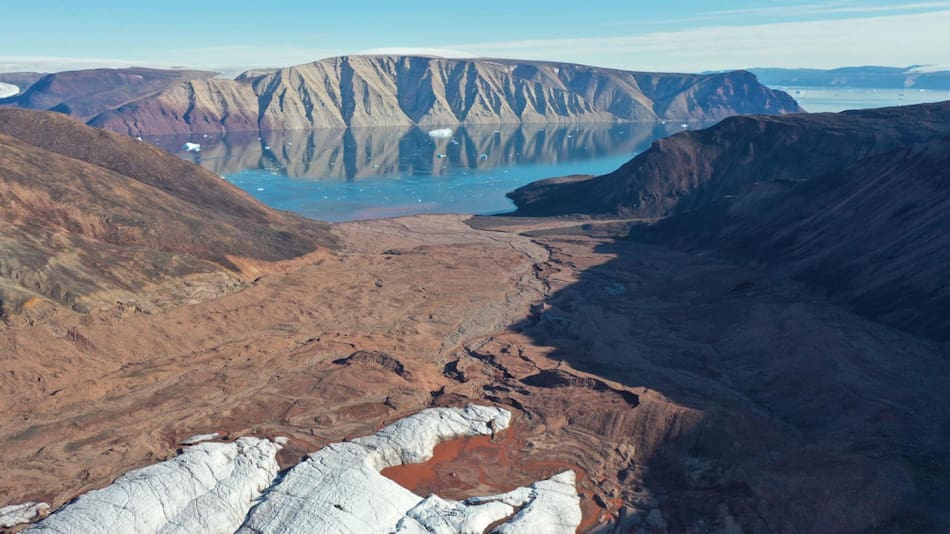 Desde arriba de Sydgletscher mirando hacia el fiordo Bowdoin, en Qaanaaq, noroeste de Groenlandia. Foto: EFE.