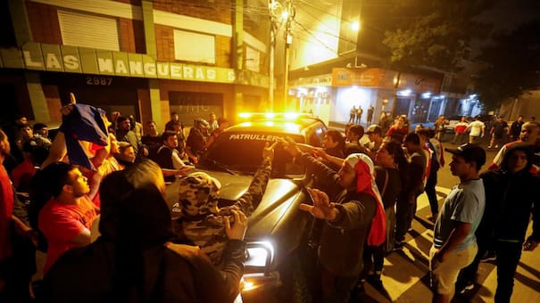 Violentas protestas en Paraguay contra el supuesto fraude electoral: manifestantes incendiaron un patrullero