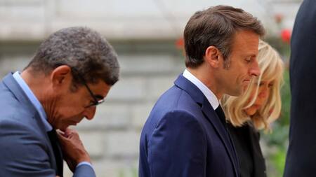 Macron rindió homenaje en Francia a las víctimas del ataque a cuchillos en una plaza. Foto: REUTERS.